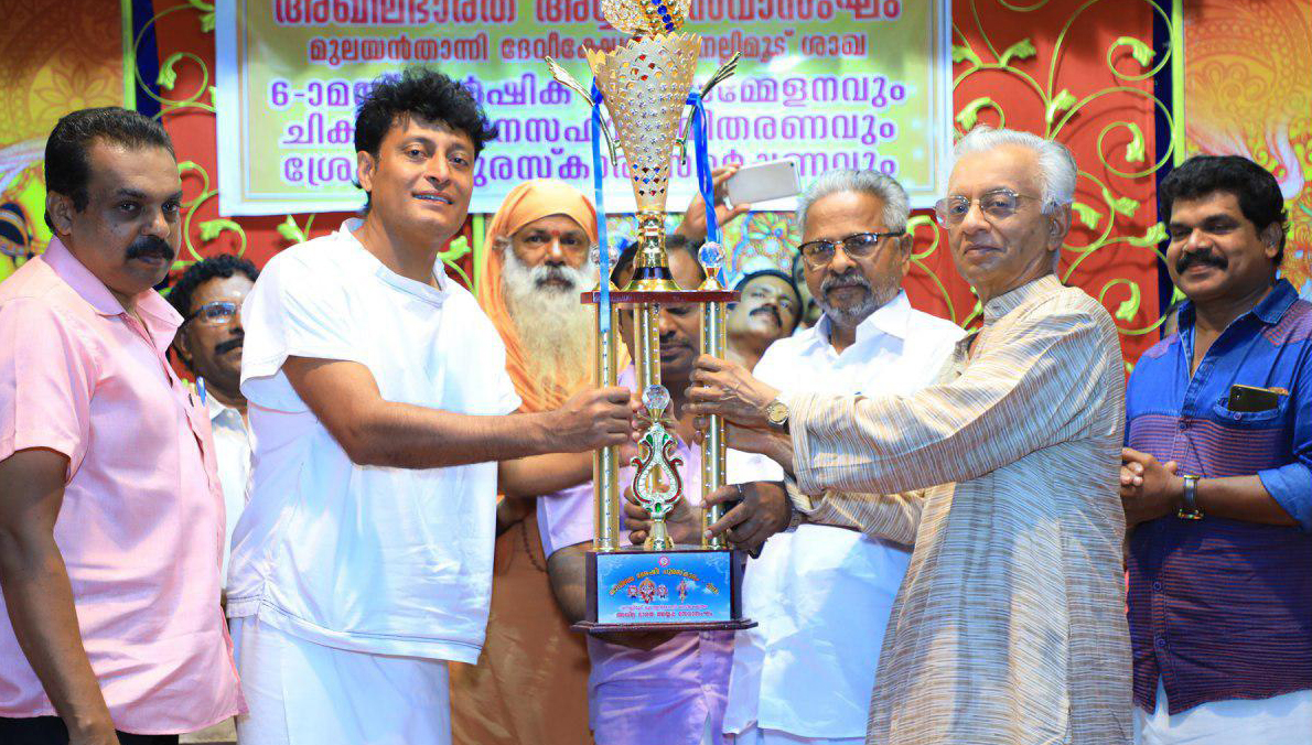 ഡോ. ബോബി ചെമ്മൂരിനെ ശ്രേഷ്‌ഠ പുരസ്‌കാരം നല്‍കി ആദരിച്ചു