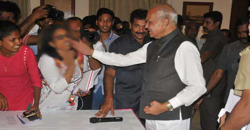 മാധ്യമ പ്രവര്‍ത്തകയുടെ കവിള്‍ തലോടല്‍: ഒടുവില്‍ ഗവര്‍ണര്‍ മാപ്പ് പറഞ്ഞു