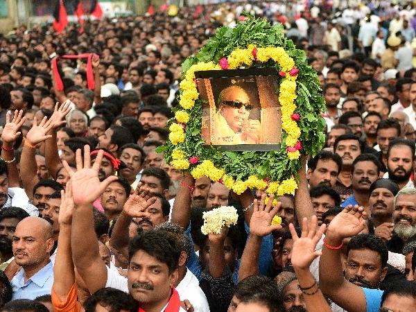 കരുണാനിധിയുടെ വിലാപ യാത്ര തുടങ്ങി: സംസ്‌കാരം ആറ് മണിക്ക് മറീന ബീച്ചില്‍