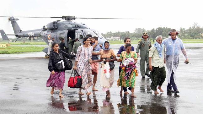 രക്ഷാപ്രവര്‍ത്തനത്തിനായി എത്തുന്ന ഹെലികോപ്റ്ററുകളുടെ ശ്രദ്ധ നേടാന്‍ ചെയ്യേണ്ടവ