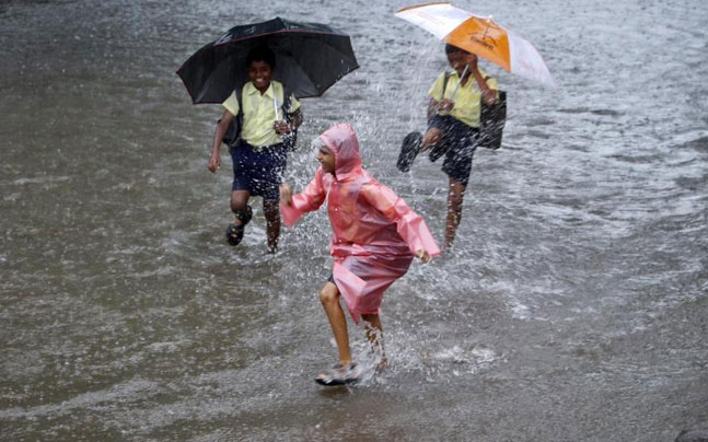 കനത്ത മഴ; മൂന്ന് ജില്ലകളില്‍ നാളെ വിദ്യാഭ്യാസ സ്ഥാപനങ്ങള്‍ക്ക് അവധി