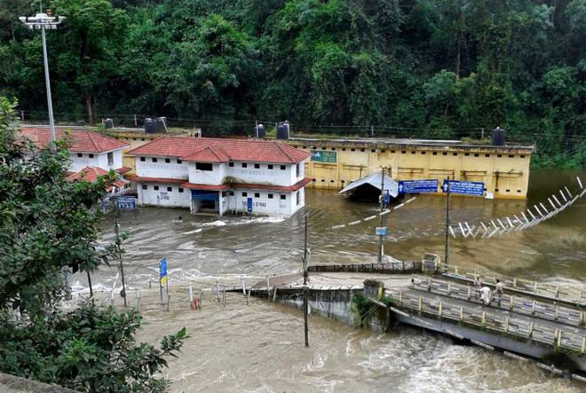 പമ്പ ഡാമുകളുടെ ഷട്ടറുകള്‍ തുറന്നു: ജലനിരപ്പ് താഴുന്നത് വരെ ശബരിമലയിലേക്കുള്ള യാത്രയ്ക്ക് നിയന്ത്രണം