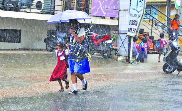 ശക്തമായ മഴ: കോഴിക്കോട്, വയനാട് ജില്ലയിലെ എല്ലാ വിദ്യാഭ്യാസ സ്ഥാപനങ്ങള്‍ക്കും ഇന്ന് അവധി