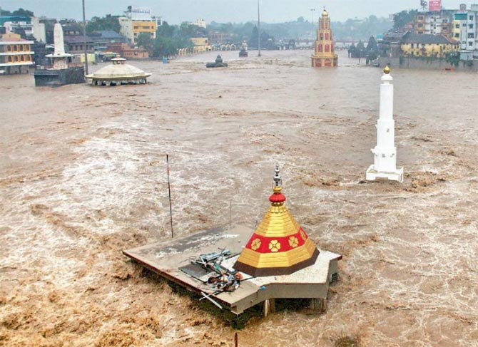 ഗോദാവരി നദി കരകവിഞ്ഞു: ആന്ധ്രപ്രദേശും തെലുങ്കാനയും മുള്‍മുനയില്‍