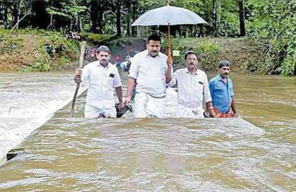പ്രളയദുരിതങ്ങള്‍ കാണാനെത്തി: എംഎല്‍എയും മാധ്യമപ്രവര്‍ത്തകരും വെള്ളക്കെട്ടില്‍ കുടുങ്ങി