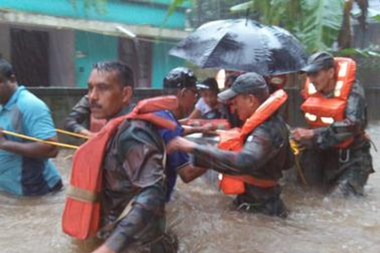 മഴയോട് പൊരുതി  സൈന്യത്തിനൊപ്പം മലപ്പുറത്തെ യുവാക്കൾ