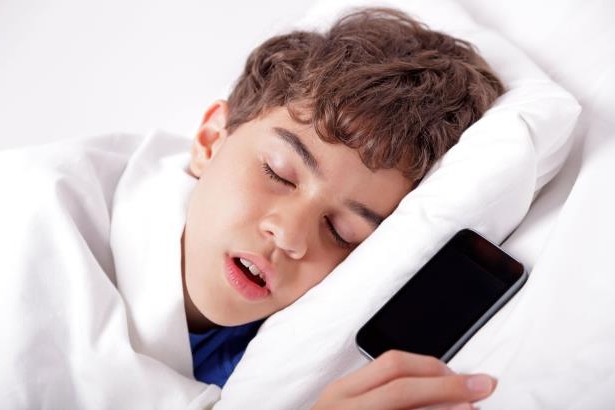 ഫോണ്‍ തലയ്ക്കടുത്ത് വച്ച് ഉറങ്ങുന്നവരുടെ ശ്രദ്ധയ്ക്ക്: മാരകരോഗങ്ങള്‍ക്ക് അടിമയാകാന്‍ തയ്യാറായിക്കോളു