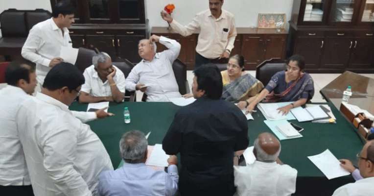 കര്‍ണാടകത്തില്‍ വിമത എംഎല്‍എമാരെ അനുനയിപ്പിക്കാനുള്ള കോണ്‍ഗ്രസിന്റെ നീക്കം പാളി;സര്‍ക്കാരിന് ഭൂരിപക്ഷം നഷ്ടമായി