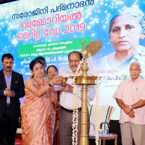3000 വിദ്യാര്ത്ഥിനികള് സരോജിനി പത്മനാഭന് സ്കോളര്ഷിപ്പ് സ്വീകരിച്ചു 3000 വിദ്യാര്ത്ഥിനികള് സരോജിനി പത്മനാഭന് സ്കോളര്ഷിപ്പ് സ്വീകരിച്ചു