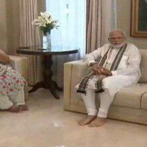 പ്രധാനമന്ത്രി നരേന്ദ്ര മോദി അന്തരിച്ച ബിജെപി നേതാവ് അരുണ് ജെയ്റ്റലിയുടെ വസതിയിലെത്തി. ബന്ധുക്കളെ സന്ദര്ശിച്ചു പ്രധാനമന്ത്രി നരേന്ദ്ര മോദി അന്തരിച്ച ബിജെപി നേതാവ് അരുണ് ജെയ്റ്റലിയുടെ വസതിയിലെത്തി. ബന്ധുക്കളെ സന്ദര്ശിച്ചു