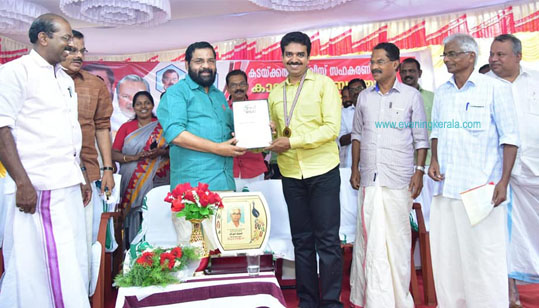 ബസ്റ്റ് ഓഫ് ഇന്ത്യ വേൾഡ് അവാർഡ് മെജീഷ്യൻ ഷാജു കടക്കലിനു സമ്മാനിച്ചു