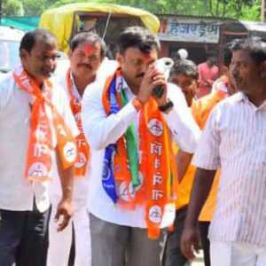 തിരഞ്ഞെടുപ്പ് പ്രചാരണ റാലിക്കിടെ ശിവസേന എംപിക്ക് കുത്തേറ്റു