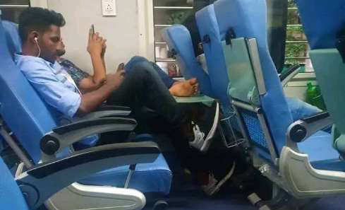 അട്ടയെ പിടിച്ച്‌ മെത്തയില്‍ കിടത്തിയാല്‍ കിടക്കില്ല” വേണാട് എക്‌സ്പ്രസിന്റെ സീറ്റിലെ മിനി ട്രേയില്‍ കാല്‍ വച്ച്‌ യാത്രചെയ്യുന്നവരുടെ ഫോട്ടോ പങ്കുവച്ചുള്ള യാത്രക്കാരന്റെ കുറിപ്പ് വൈറലാകുന്നു