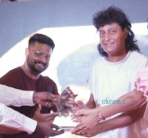 ഏറ്റവും കൂടുതല് സെല്ഫിയെടുക്കപ്പെട്ട സെലിബ്രിറ്റി ഡോ. ബോബി ചെമ്മണൂര് പുരസ്കാരം ഏറ്റുവാങ്ങി ഏറ്റവും കൂടുതല് സെല്ഫിയെടുക്കപ്പെട്ട സെലിബ്രിറ്റി ഡോ. ബോബി ചെമ്മണൂര് പുരസ്കാരം ഏറ്റുവാങ്ങി