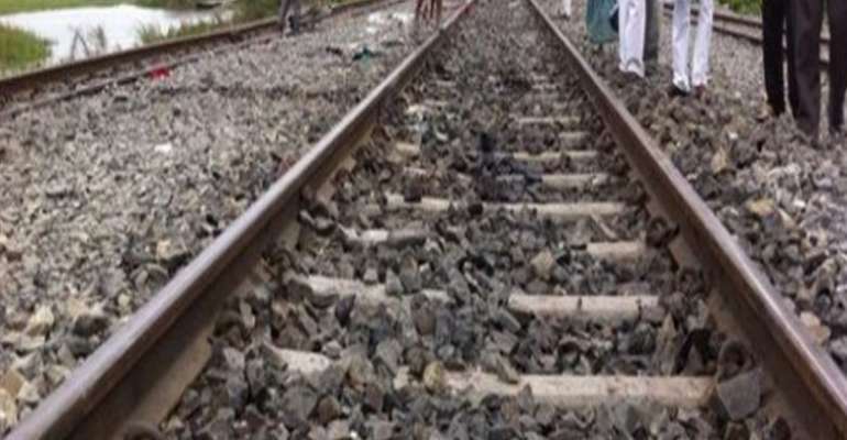 വിശന്നപ്പോൾ പലഹാരം വാങ്ങാൻ ലോക്കോ പൈലറ്റ് ട്രെയിൻ നിർത്തി; പതിവെന്ന് നാട്ടുകാർ; പിന്നാലെ സസ്‌പെൻഷൻ