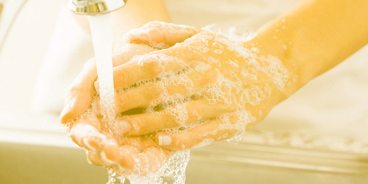 ‘ഒരു ദിവസം 6 തവണ കുളി”, ലാപ്‌ടോപും മൊബൈല്‍ ഫോണുംവരെ കഴുകും’; ഭാര്യയുടെ അമിത വൃത്തി സഹിക്ക വയ്യാതെ വിവാഹ മോചനം തേടി യുവാവ്