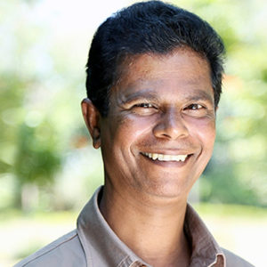 അണിഞൊരുങ്ങി നല്ല നിറമുള്ള കുപ്പായമൊക്കെയിട്ട് പോകുമ്പോളായിരിക്കും കൊടക്കമ്പി എന്ന ആ വിളി വരുന്നത്” അത് കുറച്ചു കാലം ഒരു വിഷമമായിരുന്നു; ഇന്ദ്രന്സ് അണിഞൊരുങ്ങി നല്ല നിറമുള്ള കുപ്പായമൊക്കെയിട്ട് പോകുമ്പോളായിരിക്കും കൊടക്കമ്പി എന്ന ആ വിളി വരുന്നത്” അത് കുറച്ചു കാലം ഒരു വിഷമമായിരുന്നു; ഇന്ദ്രന്സ്