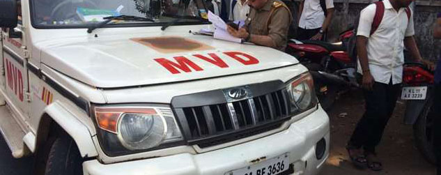 ഇരുചക്രവാഹനം ഓടിക്കുന്നയാളുടെ ശ്രദ്ധമാറ്റും വിധം സംസാരിച്ചാൽ പിഴ