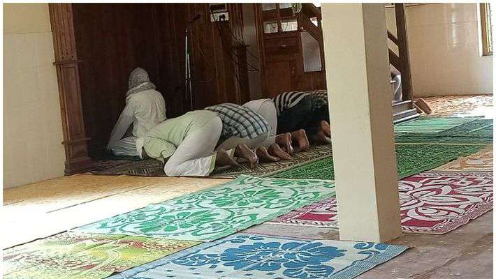 കണ്ണൂര്‍ മുഴപ്പിലങ്ങാട്  ജുമാ മസ്‍ജിദില്‍ ലോക്ക്ഡൗണ്‍ ലംഘിച്ച്‌ നിസ്ക്കാരത്തിനെത്തിയ ഏഴ് പേര്‍ക്കെതിരെ കേസ്