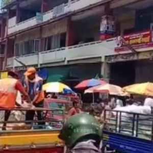ലോക്ഡൗൺ ലംഘിച്ച് ജനങ്ങൾ; ആളുകൾ കൂട്ടമായെത്തിയതോടെ പോലീസ് പാടുപെടുന്നു ലോക്ഡൗൺ ലംഘിച്ച് ജനങ്ങൾ; ആളുകൾ കൂട്ടമായെത്തിയതോടെ പോലീസ് പാടുപെടുന്നു