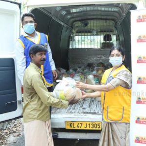 മണപ്പുറം ഗ്രൂപ്പും ലയണ്സ് ക്ലബും ചേര്ന്ന് ‘അതിജീവനത്തിന്റെ അന്നം’ എന്ന പേരില് ഭക്ഷ്യധാന്യ കിറ്റുകള് വിതരണം ചെയ്തു മണപ്പുറം ഗ്രൂപ്പും ലയണ്സ് ക്ലബും ചേര്ന്ന് ‘അതിജീവനത്തിന്റെ അന്നം’ എന്ന പേരില് ഭക്ഷ്യധാന്യ കിറ്റുകള് വിതരണം ചെയ്തു