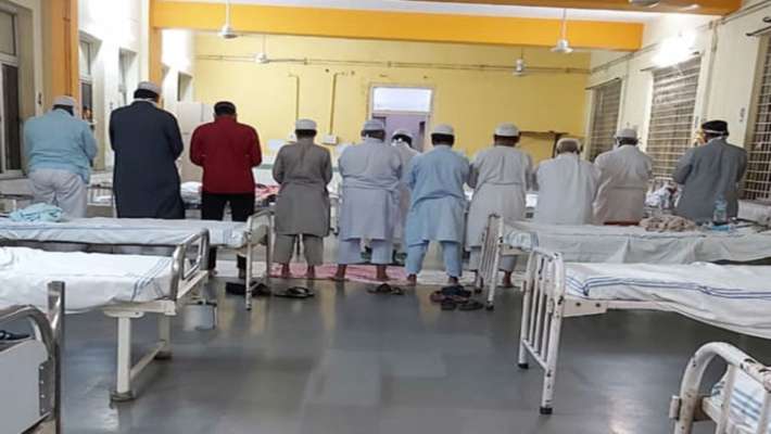 തബ്ലീഗ് ജമാ അത്തില്‍ പ്രാര്‍ത്ഥന നടത്തിയവര്‍  ഹോസ്പിറ്റലിലും  അച്ചടക്കമില്ലാതെ ഒരുമിച്ചു ചേര്‍ന്ന് പ്രാര്‍ത്ഥന നടത്തി