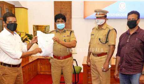 പോലീസ് സേനക്ക് പി പി ഇ കിറ്റുകള്‍ കൈമാറി ഡോ. ബോബി ചെമ്മണൂര്‍
