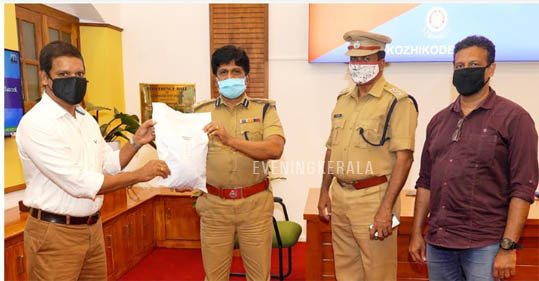 പോലീസ് സേനക്ക് പി പി ഇ കിറ്റുകള് കൈമാറി ഡോ. ബോബി ചെമ്മണൂര് പോലീസ് സേനക്ക് പി പി ഇ കിറ്റുകള് കൈമാറി ഡോ. ബോബി ചെമ്മണൂര്