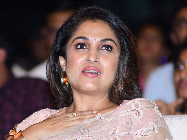 നടി രമ്യാ കൃഷ്ണന്ന്റെ കാറില് നിന്ന് നൂറിലധികം മദ്യകുപ്പികള് പൊലീസ് പിടികൂടി നടി രമ്യാ കൃഷ്ണന്ന്റെ കാറില് നിന്ന് നൂറിലധികം മദ്യകുപ്പികള് പൊലീസ് പിടികൂടി