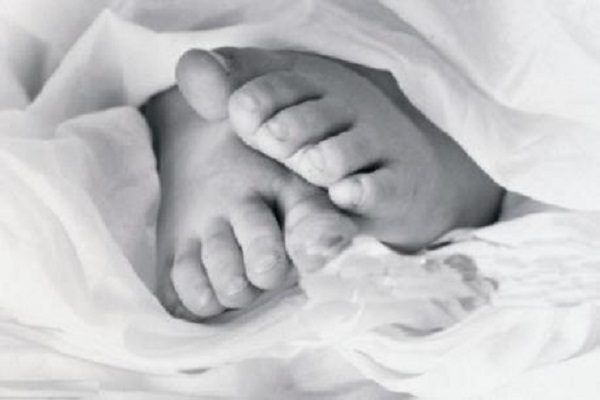 രണ്ട് വയസുകാരനെ ശ്വാസം മുട്ടിച്ച് കൊലപ്പെടുത്തി, അഴുക്കുചാലില്‍ തള്ളി; യുവതിയും ഭര്‍ത്താവും പിടിയില്‍