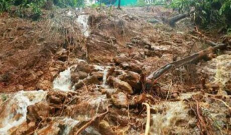 മുന്നാറില്‍ മണ്ണിടിച്ചില്‍; ഇരുപതോളം വീടുകള്‍ മണ്ണിനടിയില്‍” എണ്‍പതോളം ആളുകൾ മണ്ണിനടിയിൽ കുടുങ്ങി കിടക്കുന്നു