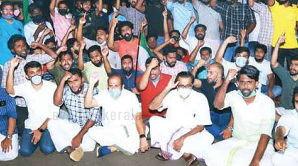 ഗർഭിണിക്ക് ചികിത്സാനിഷേധം: മഞ്ചേരിയിൽ എം.എൽ.എമാർ റോഡ് ഉപരോധിച്ചു ഗർഭിണിക്ക് ചികിത്സാനിഷേധം: മഞ്ചേരിയിൽ എം.എൽ.എമാർ റോഡ് ഉപരോധിച്ചു