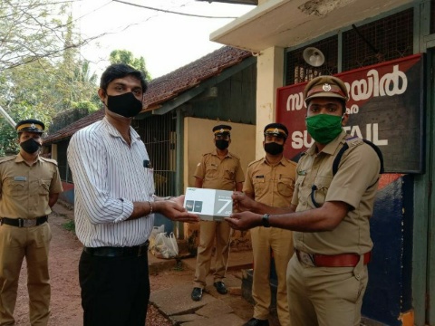 ഡോ. ബോബി ചെമ്മണൂർ ടാബ്‌ലെറ്റുകൾ നൽകി; ജയിലിൽ കഴിയുന്നവർക്ക് ഇനി വീട്ടുകാരെ കാണാം