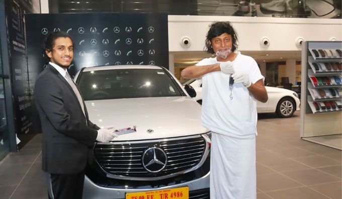 മെഴ്സിഡസ് ബെന്സ് ആദ്യത്തെ ലക്ഷ്വറി എക്കോ ഫ്രണ്ട്ലി ഇലക്ട്രിക്ക് കാര് ഡോ .ബോബി ചെമ്മണൂരിന് നല്കി മെഴ്സിഡസ് ബെന്സ് ആദ്യത്തെ ലക്ഷ്വറി എക്കോ ഫ്രണ്ട്ലി ഇലക്ട്രിക്ക് കാര് ഡോ .ബോബി ചെമ്മണൂരിന് നല്കി