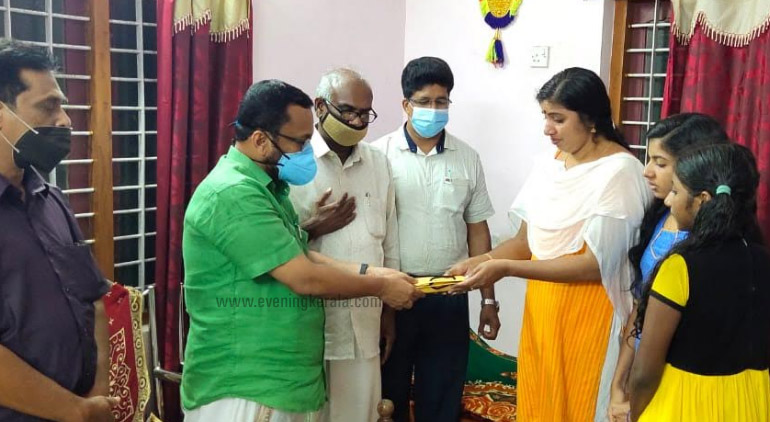 കോവിഡ് ബാധിച്ചു മരണമടഞ്ഞ പ്രവാസിയുടെ കുടുംബത്തിന് നവയുഗത്തിന്റെ കൈത്താങ്ങ്