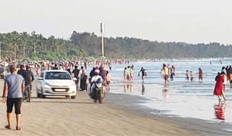 മുഴപ്പിലങ്ങാട് ബീച്ചിൽ സഞ്ചാരികളുടെ പ്രവാഹം ; ബീച്ചിലെത്തിയ കാർനിയന്ത്രണം വിട്ടു ഇടിച്ചു കയറി