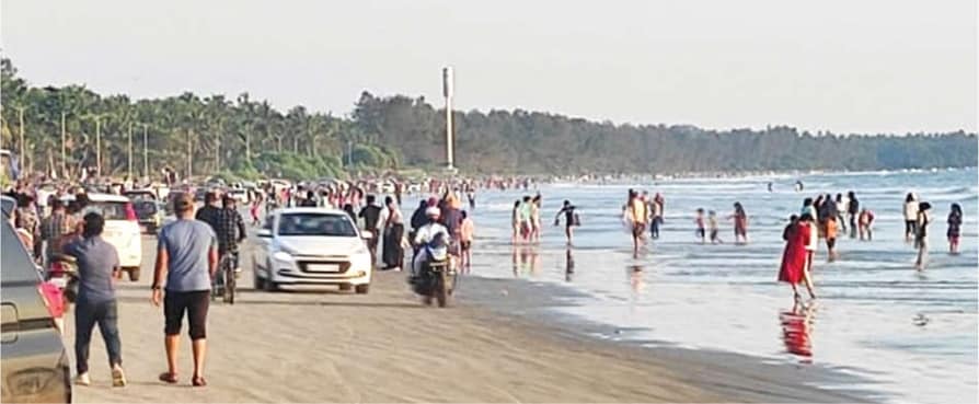 മുഴപ്പിലങ്ങാട് ബീച്ചിൽ സഞ്ചാരികളുടെ പ്രവാഹം ; ബീച്ചിലെത്തിയ കാർനിയന്ത്രണം വിട്ടു ഇടിച്ചു കയറി