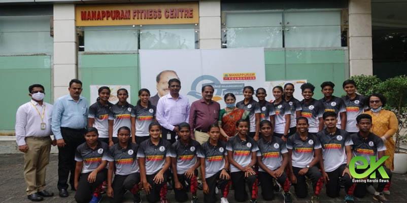 മണപ്പുറം ഫൗണ്ടേഷന്‍ കായിക വിദ്യാര്‍ഥികള്‍ക്ക് ജേഴ്‌സിയും ടിവിയും ഭിന്ന ശേഷിക്കാരനായ യുവാവിന് മുച്ചക്ര സ്കൂട്ടറും നല്‍കി