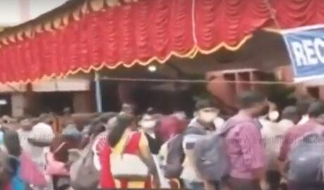 തലസ്ഥാനത്ത് കൊവിഡ് നിയന്ത്രണലംഘനം; പോളിംഗ് സാമഗ്രികൾ വിതരണം ചെയ്യുന്ന തിരുവനന്തപുരത്തെ കേന്ദ്രത്തിൽ തിക്കുംതിരക്കും