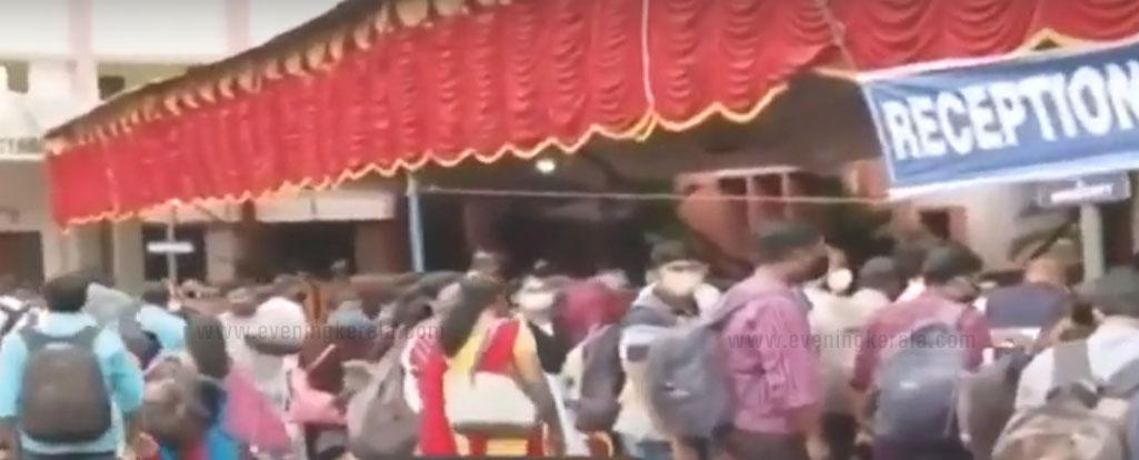 തലസ്ഥാനത്ത് കൊവിഡ് നിയന്ത്രണലംഘനം; പോളിംഗ് സാമഗ്രികൾ വിതരണം ചെയ്യുന്ന തിരുവനന്തപുരത്തെ കേന്ദ്രത്തിൽ തിക്കുംതിരക്കും