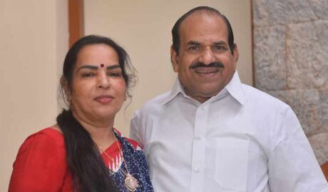 ഒരു ലക്ഷത്തിന് മുകളിൽ വിലയുള്ള  ഐ ഫോൺ ലഭിച്ചത് കോടിയേരിയുടെ ഭാര്യയ്ക്ക്; ചോദ്യം ചെയ്യാൻ ഒരുങ്ങി കസ്റ്റംസ്