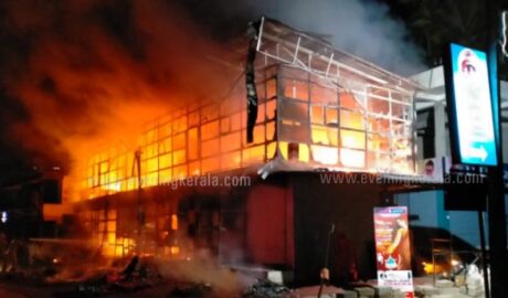 കോഴിക്കോട് പറമ്പിൽ ബസാറിൽ വൻ തീപിടുത്തം; തുണിക്കട കത്തിച്ചതെന്ന് സംശയം; ഒരു കോടി രൂപയോളം നഷ്ട്ടം” വീഡിയോ