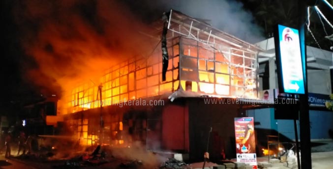 കോഴിക്കോട് പറമ്പിൽ ബസാറിൽ വൻ തീപിടുത്തം; തുണിക്കട കത്തിച്ചതെന്ന് സംശയം; ഒരു കോടി രൂപയോളം നഷ്ട്ടം” വീഡിയോ കോഴിക്കോട് പറമ്പിൽ ബസാറിൽ വൻ തീപിടുത്തം; തുണിക്കട കത്തിച്ചതെന്ന് സംശയം; ഒരു കോടി രൂപയോളം നഷ്ട്ടം” വീഡിയോ