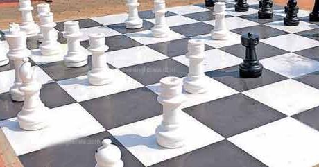 കോവിഡ് കാലം കഴിഞ്ഞാൽ കുട്ടികൾക്കു കളിച്ചു രസിക്കാൻ കോഴിക്കോട് ബീച്ചിൽ കൂറ്റൻ ചെസ് ബോർഡ് തയാറാക്കുന്നു