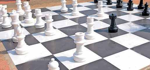 കോവിഡ് കാലം കഴിഞ്ഞാൽ കുട്ടികൾക്കു കളിച്ചു രസിക്കാൻ കോഴിക്കോട് ബീച്ചിൽ കൂറ്റൻ ചെസ് ബോർഡ് തയാറാക്കുന്നു