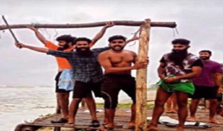 മലപ്പുറം തിരൂരിൽ ട്രിപ്പിള്‍ ലോക്ക് ഡൗണ്‍ ലം​ഘിച്ച്‌ വടിവാളുകളുമായി യുവാക്കളുടെ സെല്‍ഫി