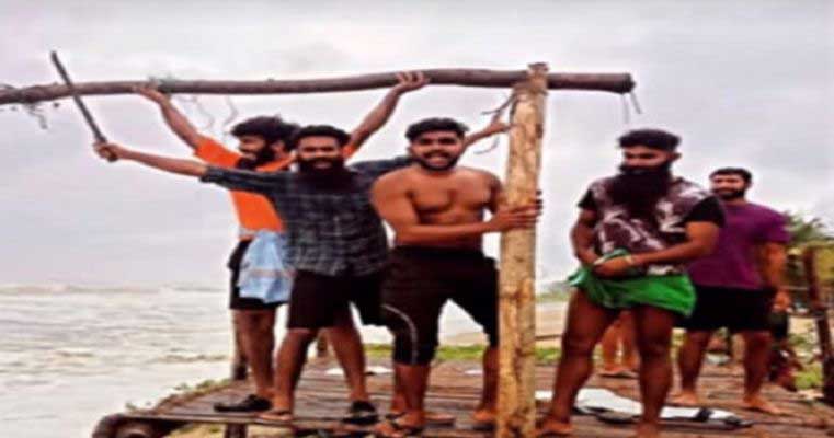 മലപ്പുറം തിരൂരിൽ ട്രിപ്പിള് ലോക്ക് ഡൗണ് ലംഘിച്ച് വടിവാളുകളുമായി യുവാക്കളുടെ സെല്ഫി മലപ്പുറം തിരൂരിൽ ട്രിപ്പിള് ലോക്ക് ഡൗണ് ലംഘിച്ച് വടിവാളുകളുമായി യുവാക്കളുടെ സെല്ഫി