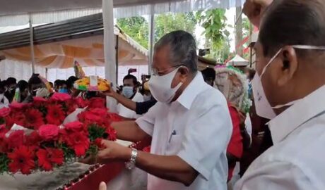 മുഖ്യമന്ത്രിയും നിയുക്ത മന്ത്രിമാരും വയലാര്‍ രക്തസാക്ഷി മണ്ഡപത്തില്‍ പുഷ്പാര്‍ച്ചന നടത്തി