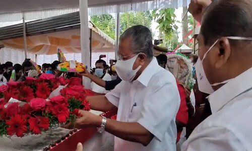 മുഖ്യമന്ത്രിയും നിയുക്ത മന്ത്രിമാരും വയലാര് രക്തസാക്ഷി മണ്ഡപത്തില് പുഷ്പാര്ച്ചന നടത്തി മുഖ്യമന്ത്രിയും നിയുക്ത മന്ത്രിമാരും വയലാര് രക്തസാക്ഷി മണ്ഡപത്തില് പുഷ്പാര്ച്ചന നടത്തി