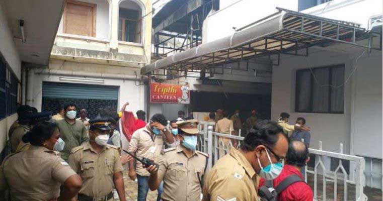 തിരുവനന്തപുരം എസ്പി ഫോര്ട്ട് ആശുപത്രിയില് തീപിടിത്തം ; ഒഴിവായത് വൻ ദുരന്തം തിരുവനന്തപുരം എസ്പി ഫോര്ട്ട് ആശുപത്രിയില് തീപിടിത്തം ; ഒഴിവായത് വൻ ദുരന്തം